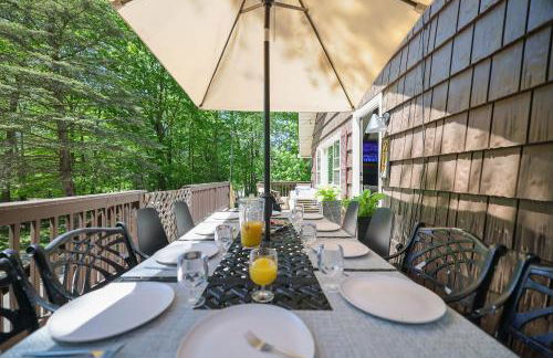 Family Pocono Gem by the lake with private sauna, hot tub, and huge game room - Foto 49