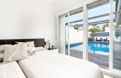 "Charm & Cozy 4BR - 3BA with Pool & Barbecue" - Photo 11