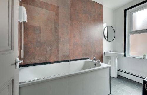 Newcastle CITY APT5,FREE STREET PARKING,4 BEDROOM HOUSE WITH 2 FULL BATHROOM AND KITCHEN,ALL ROOMS WITH TVs,7 BEDS,NETFLIX - Photo 16