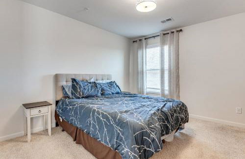 Near ATL! Spacious Townhome with Patio and WFH Setup - Foto 18