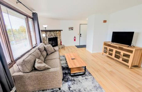 Spacious Downtown 2-bdrm Apartment - Photo 17