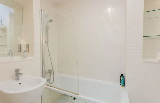 Vivid Apartment in Central London - Photo 17