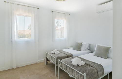 Dream beach-side villa with sea views & close to golf - Photo 25