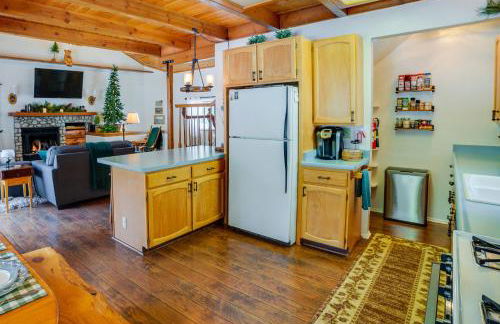 Peaceful Pines Running Springs Home with 3 Decks - Foto 7