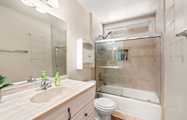 Spacious Family Retreat w Garden Modern Comfort - Photo 46