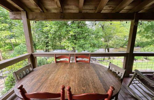 Water's Edge, Covered Porch, Deep Creek as your Backyard Haven, Hot Tub, Pool Table, Fire Pit, Close to Town & Entrance to National Park - Foto 6