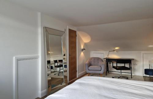 Luxury London Oasis - Photo 13