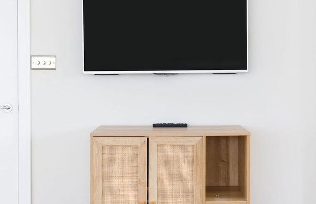 Mariners Stylish Beachside Getaway With Sea Views - Photo 17