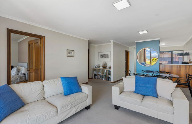 By The Sea Beachfront Apartment Wifi - Photo 8