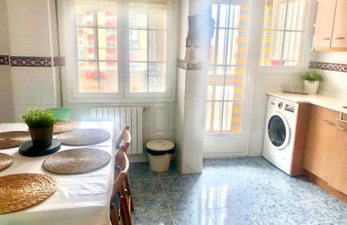 NUEVO! Con piscina a 2 minutos estación tren AVE. - Foto 43