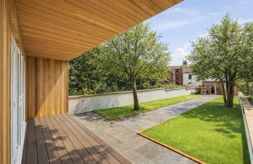 Stylish Home - Pool table, Virgin TV, Fast Wifi, Garden and Self-Check-In by Yoko Property - Photo 30