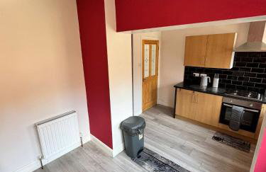 Giga Residential 4 Bedrooms, 8 guests , Near City Centre, Arcade Machine, Sky TV, Netflix, Free Wifi, Free Parking - Foto 13