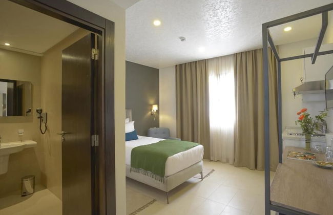 Maia Hotel Suites - Photo 6