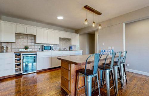 Spacious Lakefront Hideaway with Decks, Grill, Billiards, Tennis & Pool - Foto 11