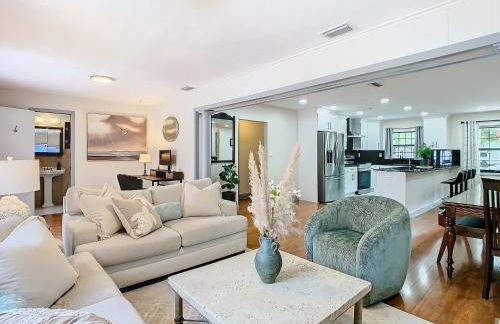 Poolside Paradise with Basketball Court - Foto 26