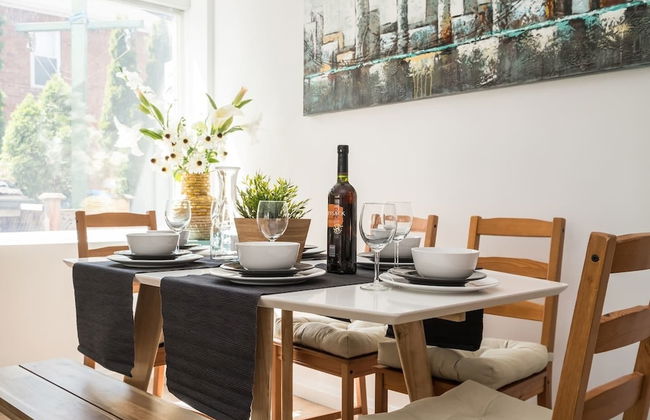 Chic & Central 3-bedroom in Little Italy - Photo 12