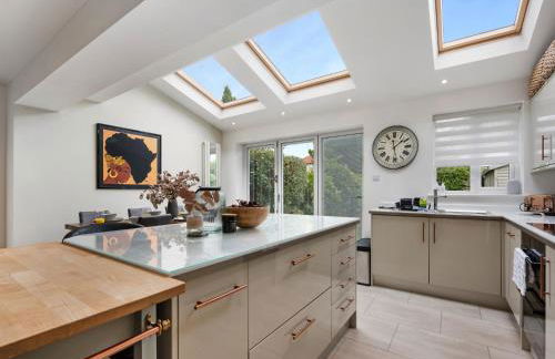 Pass The Keys Picture Perfect Haven in Didsbury Village - Free Parking & EV Station - Photo 9