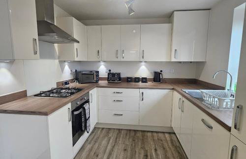 Modern Comfy 3 Bed Home - Free 2 space driveway - Free road parking - Free Netflix - Foto 38