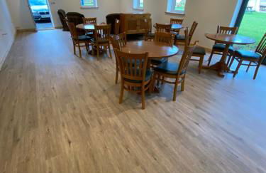 Luxury Railway carriage with own private hot tub - Photo 15