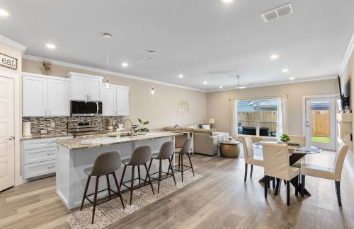 Stylish Townhouse with BBQ, Pool & Near Beach - Foto 4