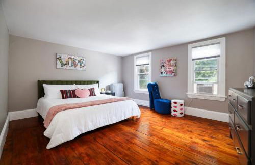 Spacious Broadway Home Downtown Western Modern Charm with parking - Photo 19