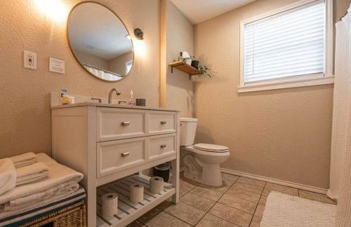 Escape to a Restored 1920s East Waco Bungalow - Photo 18