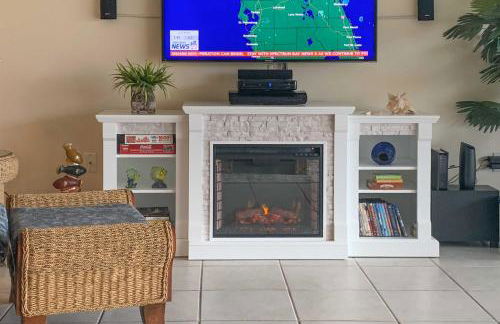 Large Balcony and Water Views Indian Shores Condo! - Foto 6