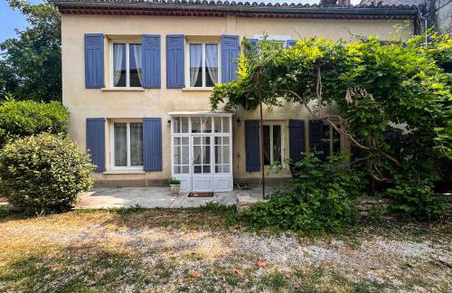 Elivi Elegant Art Deco house with Garden Walk to the Heart of Town - Photo 1