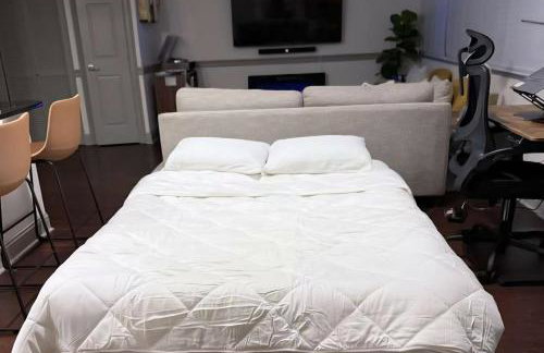 Luxury 1BR Resort Stay with WiFi, Pool, and Desk near Med Center and NRG - Foto 13