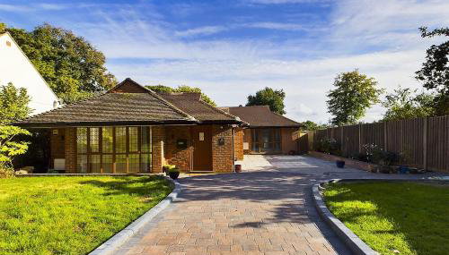 Private Five Bedroom Bungalow in Chertsey - Foto 2
