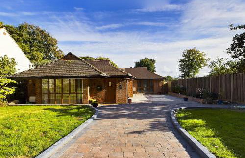 Private Five Bedroom Bungalow in Chertsey - Foto 2