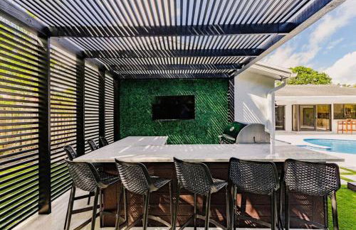 Resort Style Backyard Heated Pool Hot Tub Fire Pit - Foto 40