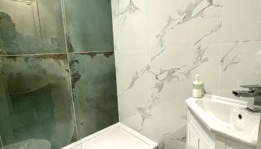 Chic 1-Bed Flat with Terrace in Notting Hill W10 - Foto 5, Shower