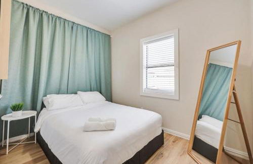 Front Lake Holiday 2BR 1BA Guest Home with Hot Tub - Foto 20