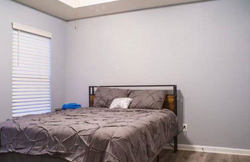 Deck, BBQ Grill, Backyard Fire Pit, Pool, Jacuzzi Tub, 65 inch TV - Foto 12