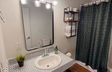 420 friendly Artsy walk Riverfront Loft King Bed - Foto 17