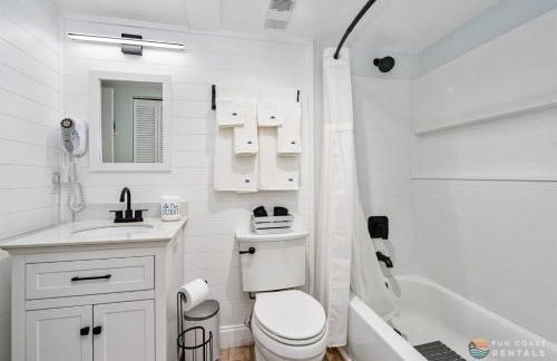 Ocean View Balcony just STEPS to the Beach with Pool, Parking and Wi-Fi! - Foto 16