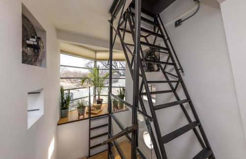 The Architect's Modern Castle - Photo 13