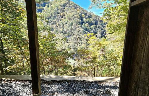 Beautiful Rustic Cabin Surrounded by Nature with Incredible Views and a Wrap-Around Deck for an Amazing Glamping Experience in Marshall, NC - Foto 25