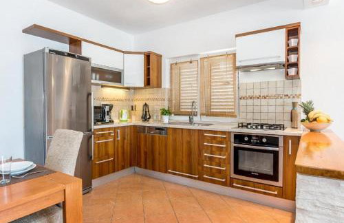 Family friendly house with a swimming pool Vrpolje, Sibenik - 24345 - Photo 23