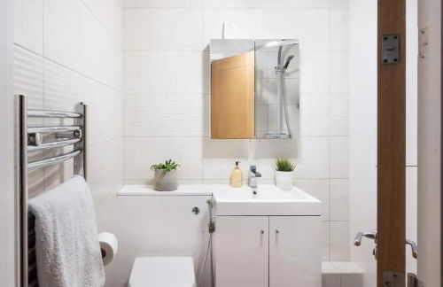 Riverside Apartments with Balcony, 1 Min Walk to Vauxhall Station - Foto 26