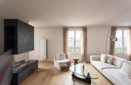 Montaigne - Sunlit Corner Penthouse with Balcony - Photo 8
