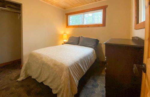 Burns Lake Cabin with Dock, Fire Pit, Rowboat and More - Foto 13