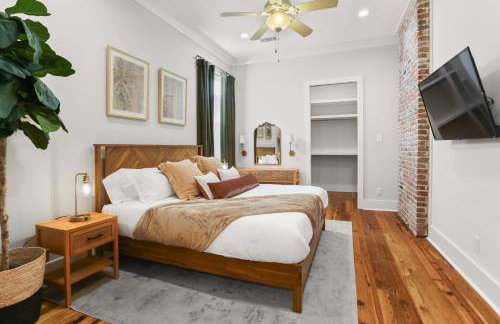 Upscale 3 Bed 2 Bath Private Home in Uptown New Orleans! Close to Magazine Street, Universities, & French Quarter - Photo 19