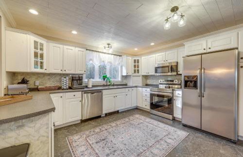 Spacious Eagle Lake Home with Fireplace and Deck - Foto 12