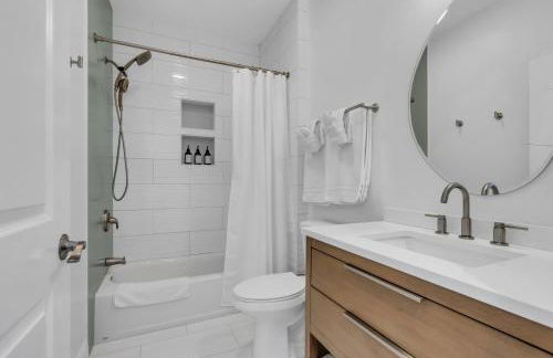 1 Block to Beach, Park 3 cars, Game Room and Balcony - Foto 4