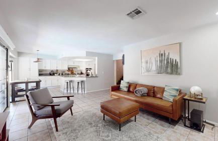 Beautiful Modern Home with Pool in Prime Strip Location - Foto 6