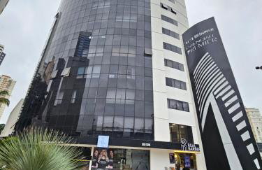 EDIFÍCIO ESSENCIALE PREMIER, 34º ANDAR, VAZADO, DE FRENTE A ENTRADA DO FLAMBOYANT SHOPPING, COM ESTACIONAMENTO GRÁTIS, COZINHA, FECHADURA ELETRÔNICA, WI-FI, TV COM ROKU, PISCINA, LAVANDERIA SEM CUSTO ADICIONAL By REI DOS FLATS - Foto 1