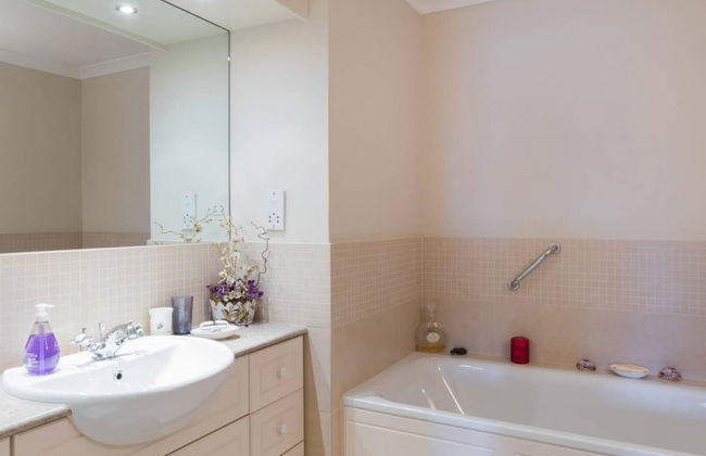 Bright Traditional 1bed Battersea Riverside Apt - Photo 16