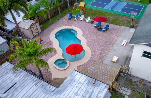 Tropical Oasis- Pickleball, Pool, Hot Tub- 15 min to beach - Photo 1